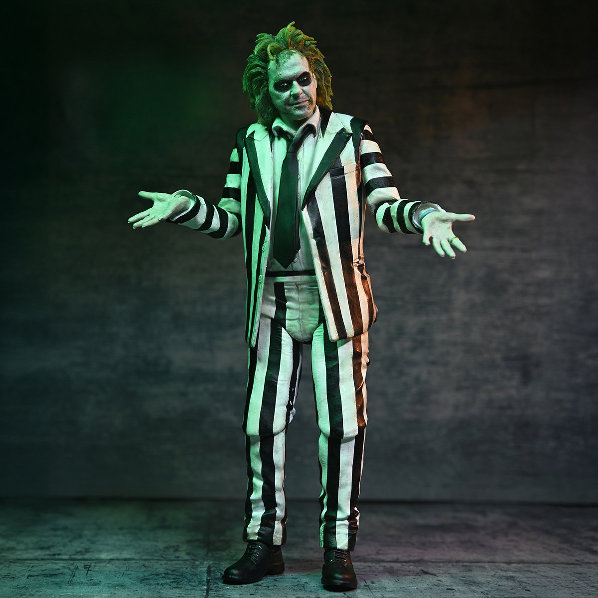 BEETLEJUICE BEETLEJUICE - 7" SCALE ACTION FIGURE - ULTIMATE "STRIPED SUIT" BEETLEJUICE NECA – Image 6